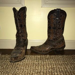 Size 7 women’s Ariat cowgirl boots